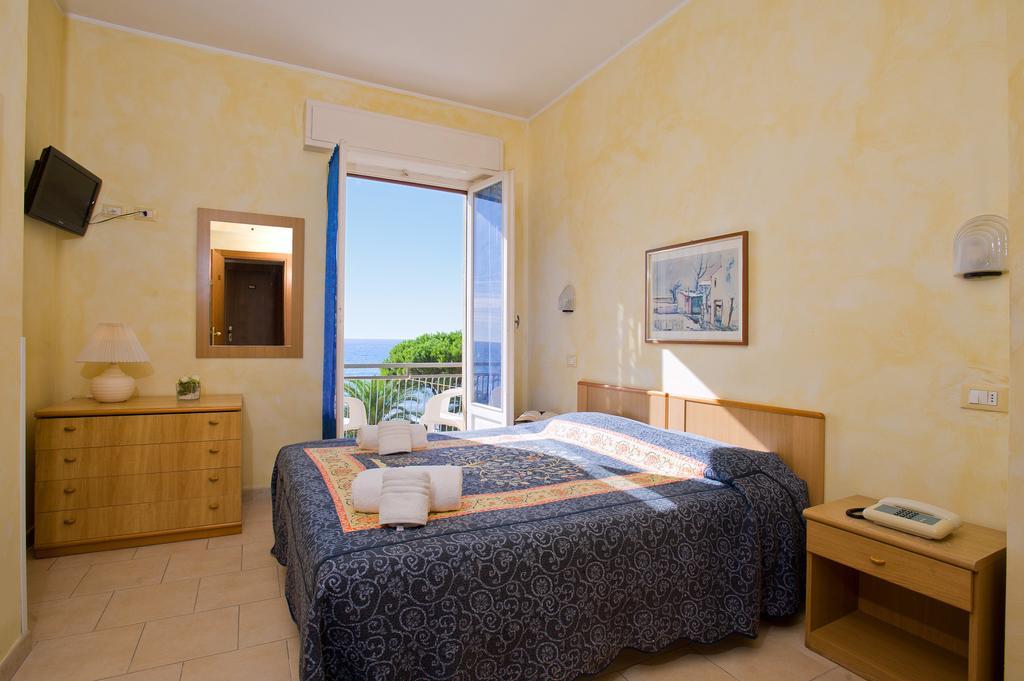 Hotel Lido Pietra Ligure Zimmer foto